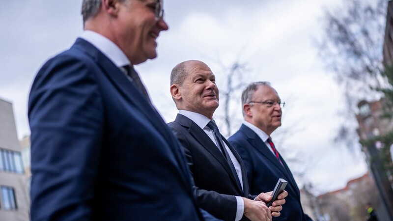 Boris Rhein (CDU, v.l.), Ministerpräsident von Hessen, begrüßt Bundeskanzler Olaf Scholz (SPD) neben Stephan Weil (SPD), Ministerpräsident von Niedersachsen, zur Sitzung der Ministerpräsidentenkonferenz (MPK) unter dem Vorsitz von Hessen.