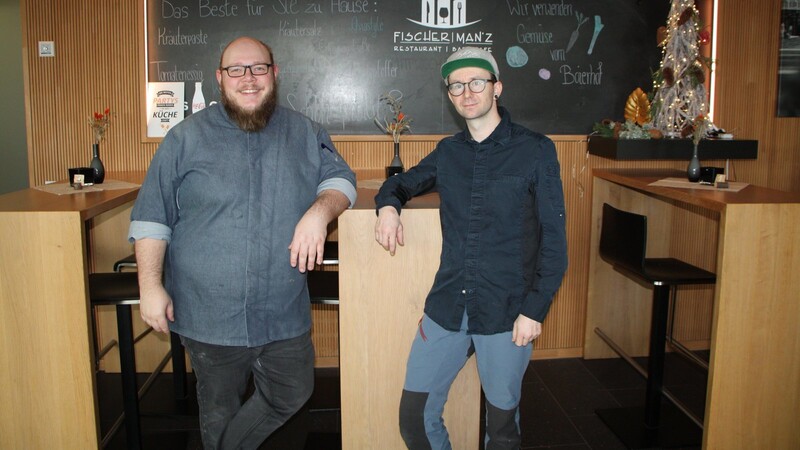 Fünf Jahre lang war Stephan Fischer (rechts) mit Manuel Mühlbauer Pächter des Chamer Stadthallenrestaurants und übernahm dort auch das Catering. Dieses läuft nun Ende März aus. Und der Chamer weiß auch schon genau, wie es danach weitergeht.