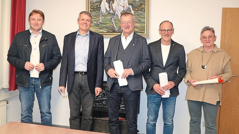 Kämmerer Thomas Vogl (Zweiter von rechts) und Bürgermeister Markus Ackermann (Mitte) legten den Haushalt 2024 vor. Die Fraktionssprecher Wolfgang Kürzinger (links), Martin Frank und Sandra Wittmann stimmten zu.