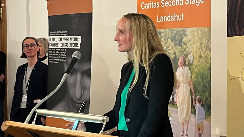 350 Fälle von häuslicher Gewalt habe es allein im Jahr 2022 in Landshut gegeben, sagte Daniela Grimm, Beauftragte der Polizei für Kriminalitätsopfer.