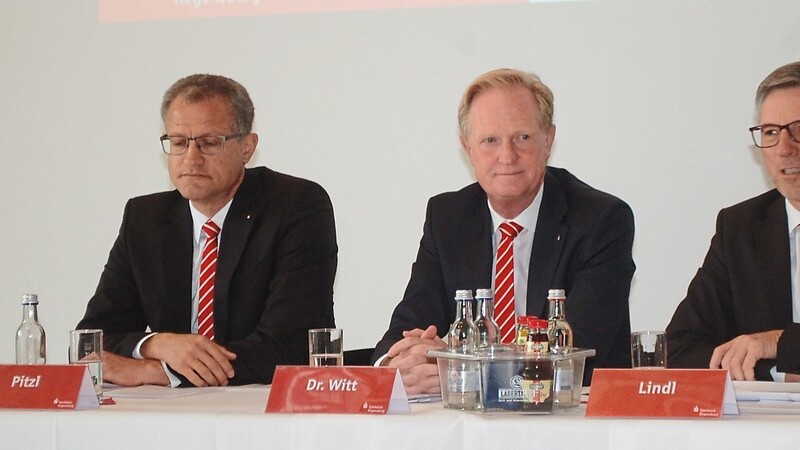 Die Sparkassen-Vorstandsmitglieder Manfred Pitzl (v. l.), Markus Witt und Franz-Xaver Lindl.
