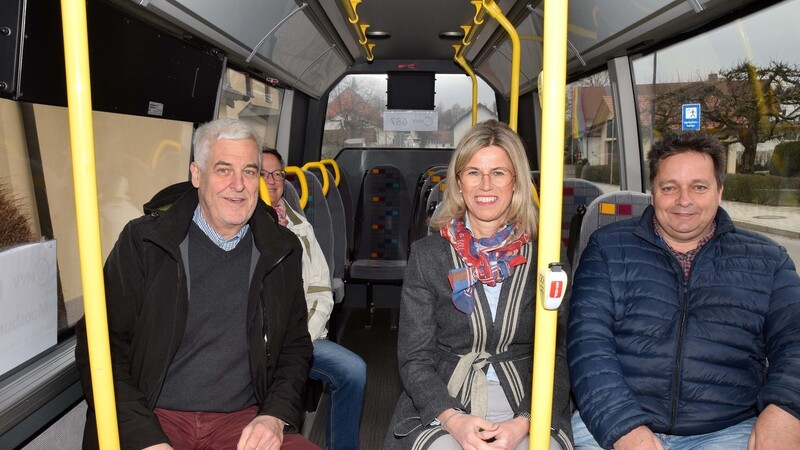 Viel Spaß beim Busfahren: Martin Schachtl (v.l.) und die Bürgermeister Elisabeth Winklmaier-Wenzl (Buch) und Markus Stöber (Wang).