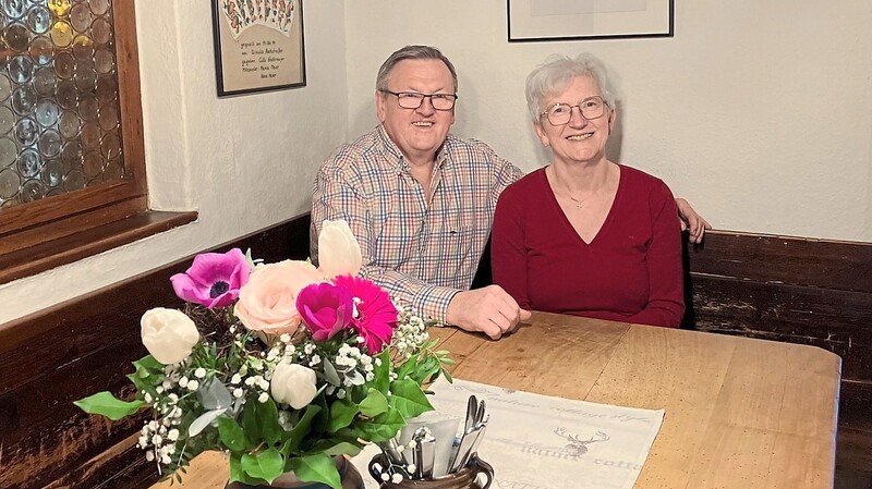 Ernst Hiebl mit seiner Frau Petra: Sie sind allen dankbar, die ihnen die Treue gehalten haben.