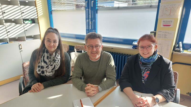 Rektor Helmut Habereder (Mitte) tauscht sich regelmäßig mit seinen Jugendsozialarbeiterinnen Lisa Proietti (l.) und Petra Tischler (r.) aus.
