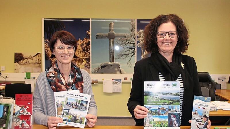 Manuela Schmidt (links) und Carola Rieger präsentieren Prospekte und Flyer, mit denen um die Gunst der Urlaubsgäste geworben wird.