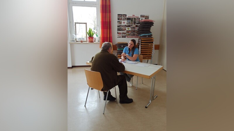 Ein Teilnehmer absolviert mit einer digiDEM-Bayern-Mitarbeiterin einen Test.