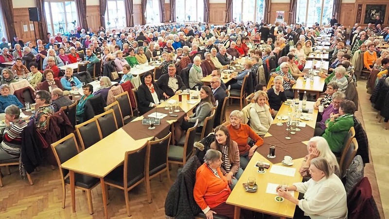 Im Apfelbeck-Saal waren über 400 Gäste vor Ort.