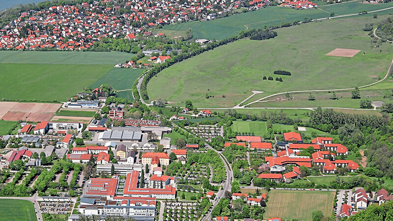 In der Ochsenau (freie Fläche in der rechten oberen Bildhälfte) entsteht das Grüne Zentrum.