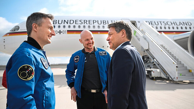 Robert Habeck (v. r.) erhofft sich von den deutschen Astronauten Alexander Gerst und Matthias Maurer Unterstützung.