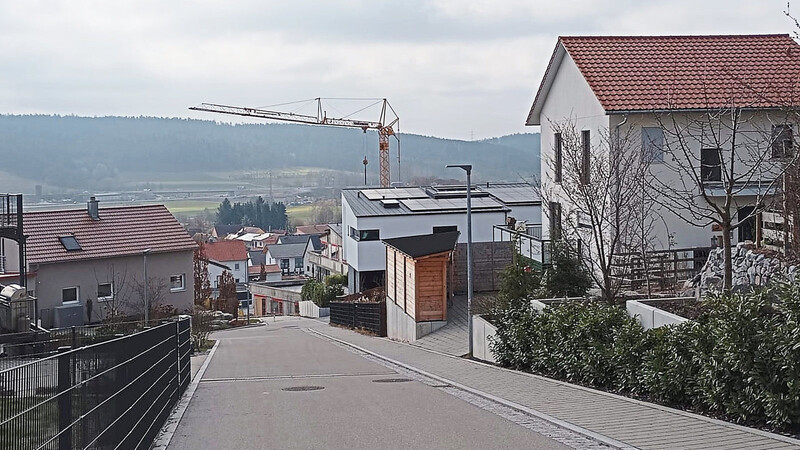 Seit einigen Wochen müssen rund 70 Haushalte in einer Wenzenbacher Siedlung am Roither Berg (Kreis Regensburg) ohne Fernwärme auskommen.