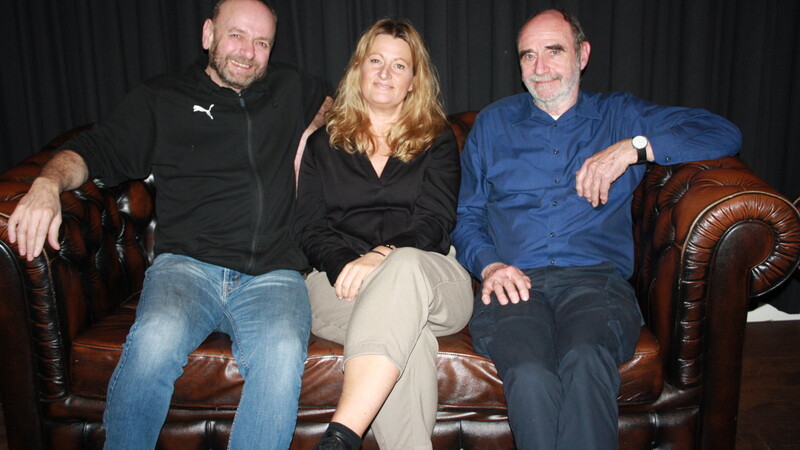 Stefan Hübl, Severine Hagn und Udo Fritzsche (von links) vom Organisations- und Regieteam der Bühne Links der Bina. Die drei sitzen zur Probe auf der Couch, die bei ihrem Stück "Die Mausefalle" als Requisite dienen soll.
