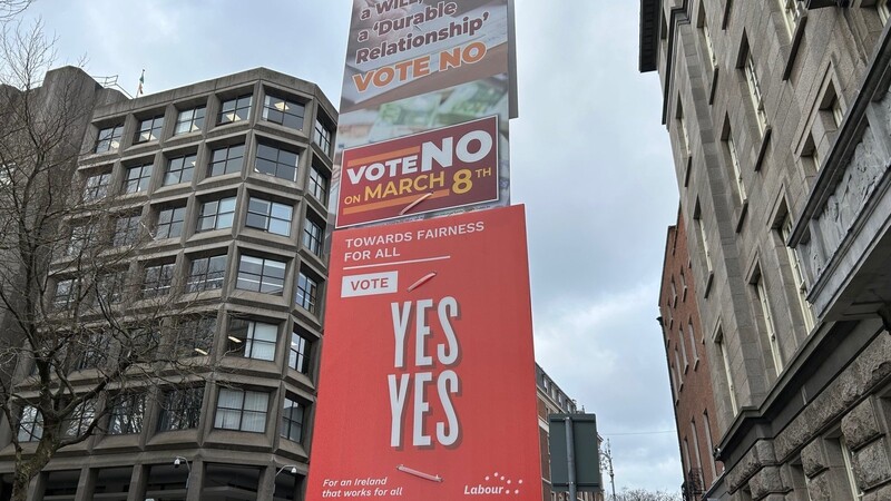 Plakate für und gegen das Referendum zur Änderung der irischen Verfassung sind nebeneinander an einem Laternenpfahl in Dublin zu sehen. In den Referenden wird vorgeschlagen, den Wortlaut der Verfassung in Bezug auf die Bereiche Familie und Pflege zu ändern.