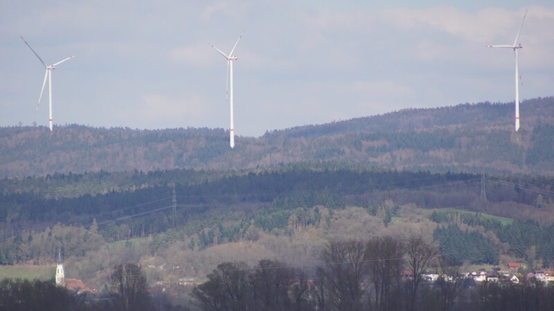 Die drei Windräder im Bereich Schiederhof, im Vordergrund die Ortschaft Hofdorf. Entlang der Donau könnte ein Vielfaches an Windkraftanlagen dazukommen.
