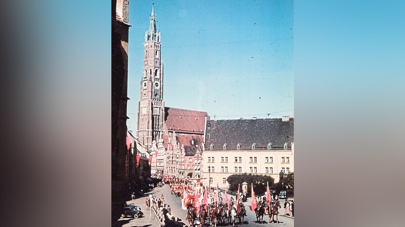 Eine Parade um 1939 in der Altstadt: Auch dieses Bild ist in der Ausstellung im Landshut-Museum zu sehen.