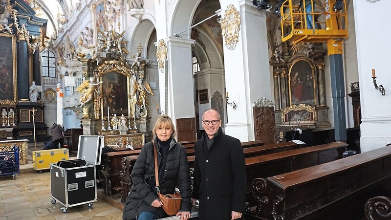 Produktionsleiterin Sylke Hart und Stadtdekan Roman Gerl beim Aufbau in der Basilika St. Emmeram.