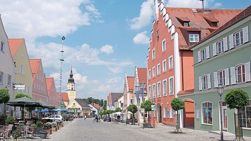 Der wiederbelebte Marktplatz in Langquaid mit Außengastronomie ist Anziehungspunkt für Bürger und Touristen.