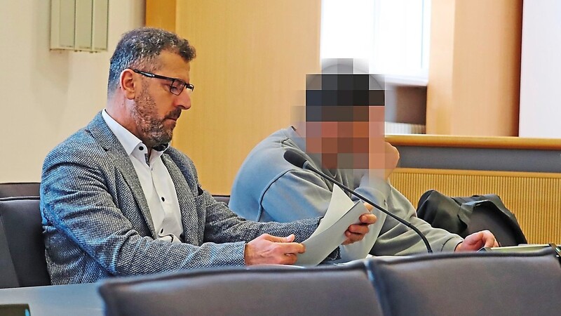 Ein Dolmetscher übersetzte für den tunesischen Beschuldigten und einige der tunesischen Zeugen am ersten Prozesstag. Der 27-Jährige muss sich laut Anklageschrift wegen versuchten Totschlags verantworten.