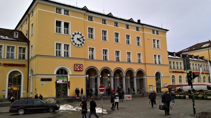 Am Hauptbahnhof Regensburg ist am Wochenende ein Mann brutal attackiert worden (Symbolbild).