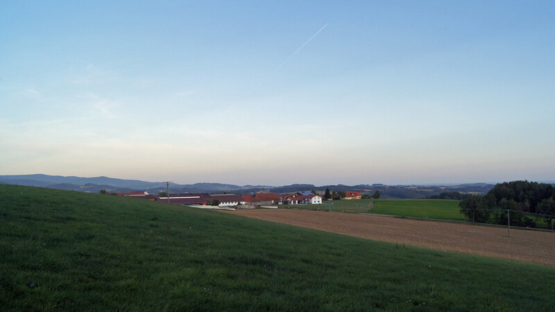 Blick am 20. September auf die Ortschaft Eggerszell mit Bayerwaldpanorama im Hintergrund. Ganz links im Hintergrund sieht man den 1095 m hohen Hirschenstein.