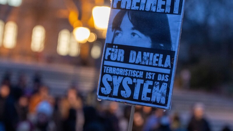 Demonstranten fordern am Samstag in Berlin die Freilassung der Ende Februar festgenommenen Ex-RAF-Terroristin Daniela Klette.