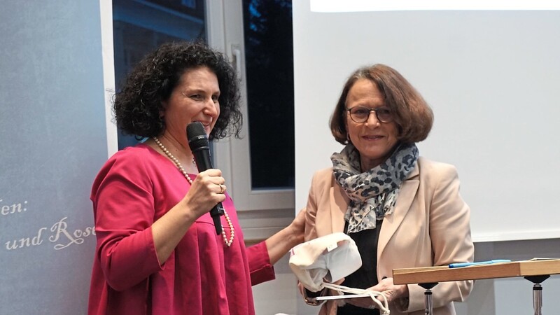 Moderatorin Karin Kainz mit OB Gertrud Maltz-Schwarzfischer.