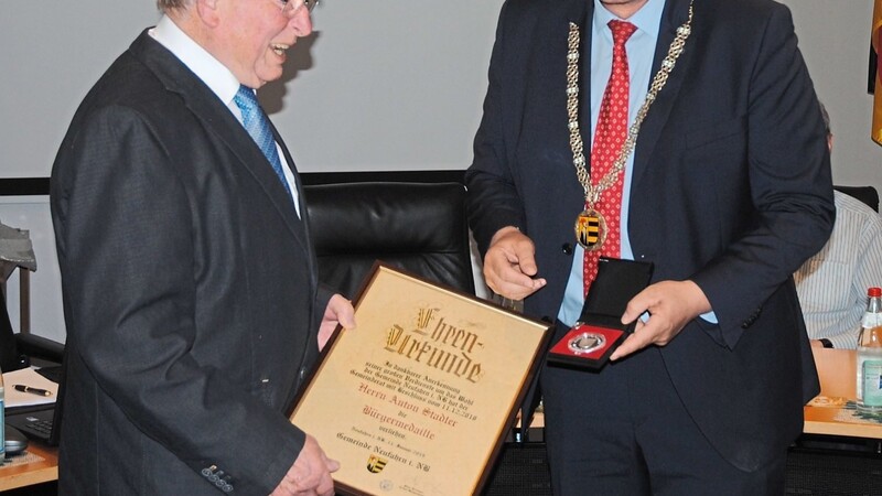 Bürgermeister Peter Forstner überreichte Anton Stadler die Bürgermedaille und eine Ehrenurkunde.