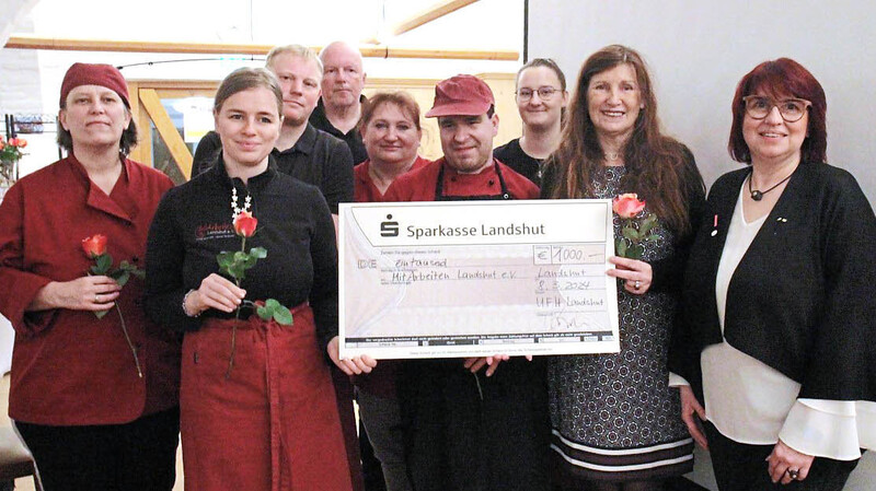 Manuela Nemela (rechts) mit Vorstand Gabriele Wachter (Zweite von rechts) Mitarbeitern vom Verein MitArbeiten Landshut bei der Spendenübergabe.