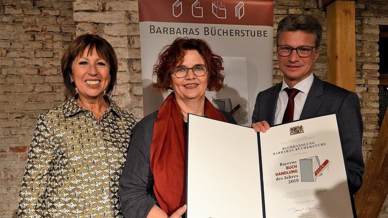 Barbaras Bücherstube ist "Bayerns Buchhandlung des Jahres 2019". Inhaberin Gaby Kellner (Mitte) erhielt den Preis von Kunstminister Bernd Sibler. Mit einer strahlenden Gaby Kellner freute sich auch Bürgermeisterin Anita Meinelt.