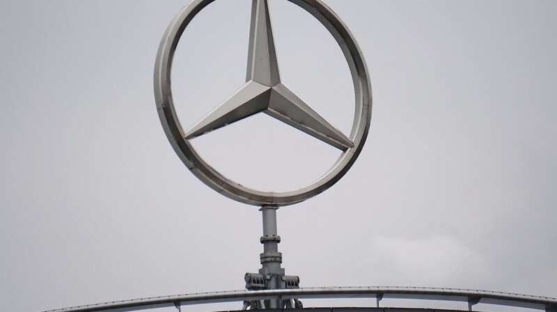 Der Mercedes-Stern, das Logo der Automarke Mercedes-Benz: Die Kernmarke von Daimler hat abermals einen Einbruch erleiden müssen.