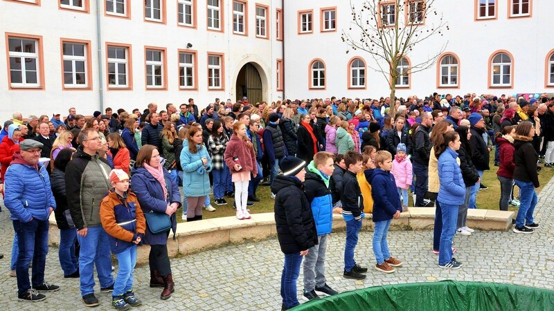 Rund 1000 Teilnehmer brachten im Prager Hof ihre Unterstützung zum Ausdruck und spendeten den Rednern viel Beifall.