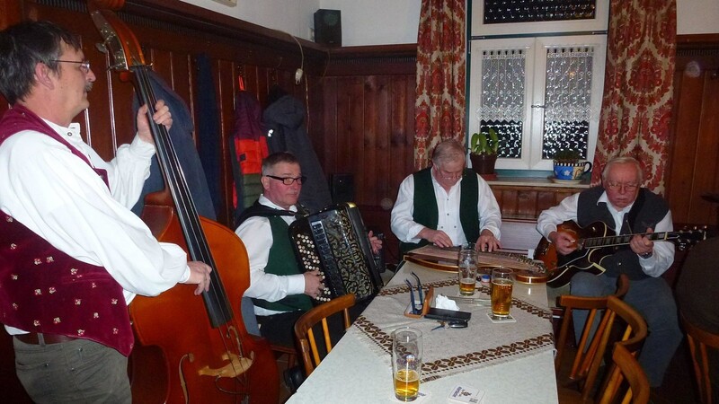 Musikalisch durch den Abend begleitete die "Woidbacherl-Musi".