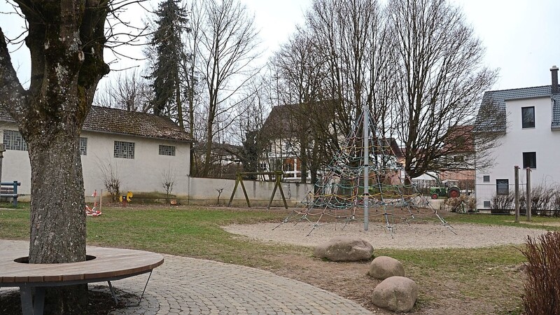 Der Kinderspielplatz an der Grundschule soll nach dem Willen des Marktrats aufgewertet und mit neuen Geräten bestückt werden.