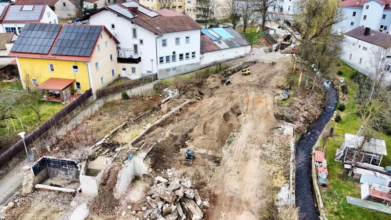 Derzeit ist die Baufirma Kolbeck dabei, im Zuge der Landesgartenschau-Vorbereitungen die Hofer-Insel in einen ansprechenden Stadtpark umzugestalten.