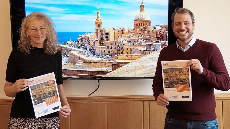 Reiseverkehrskauffrau Ilona Wand vom Reisebüro Landau und Bürgermeister Matthias Kohlmayer haben die Reise nach Malta detailliert vorgestellt. Im Hintergrund zu sehen ist ein Teil der Hauptstadt Valletta.