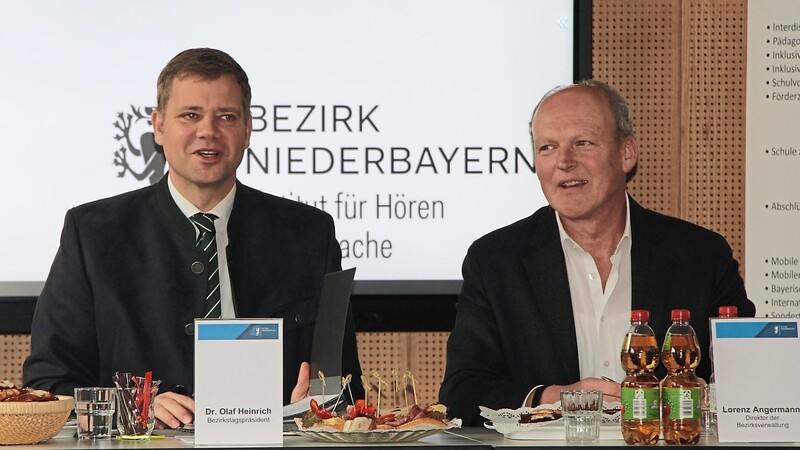Bezirkstagspräsident Olaf Heinrich (l.), hier neben Bezirksverwaltungsdirektor Lorenz Angermann, bezeichnete das Energiespar-Contracting als eine "ökologisch und ökonomisch sinnvoll".