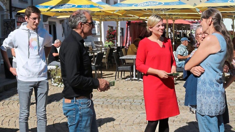 Katha Schulze, die bayerische Vorzeigefrau der Grünen, unterstützte Kandidat Stefan Zeller beim Landtagswahlkampf in Cham.