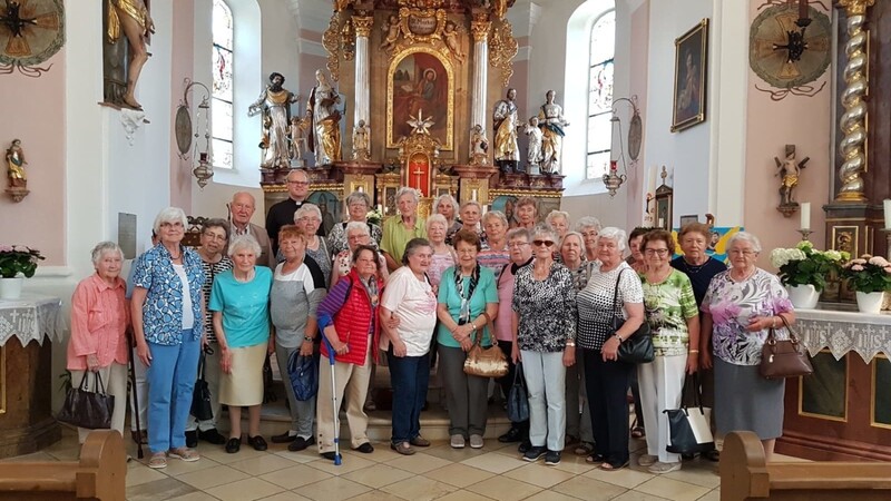 Die Reisegruppe des Seniorenclubs mit Pfarrer Bernhard Oswald in der Pfarrkirche Sankt Markus.
