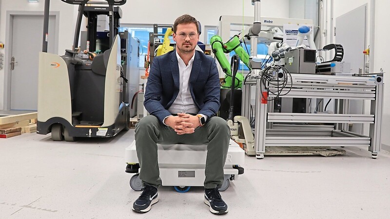 Dimitrii Dobriborsci sitzt auf einem fahrenden Roboter. In der Forschung interessieren ihn aber auch seine schreitenden Kollegen.