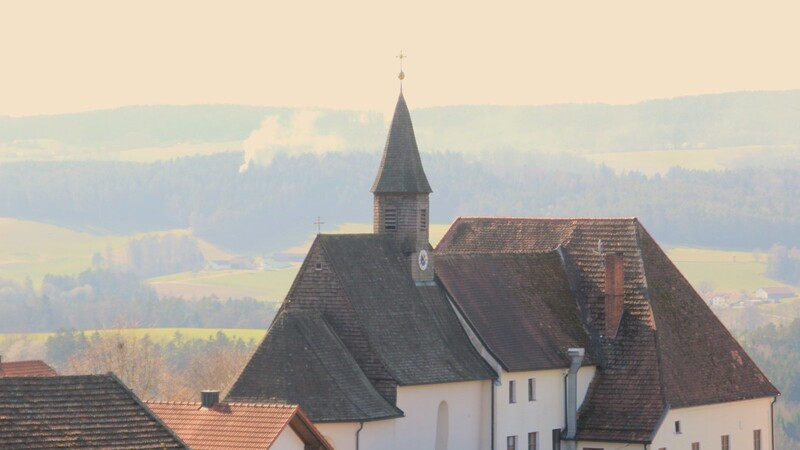 Die Kirche und das Schloss Herrnfehlburg sind eine außergewöhnliche bauliche Einheit mit wunderbarem Ausblick.