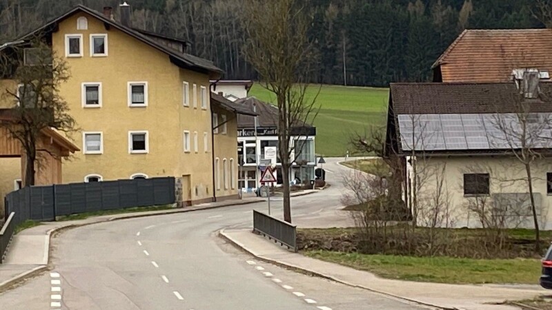 Ab frühestens Mai soll dieses 304 Meter lange Teilstück der CHA 10 durch den Blaibacher Ortsteil Kreuzbach komplett erneuert werden.