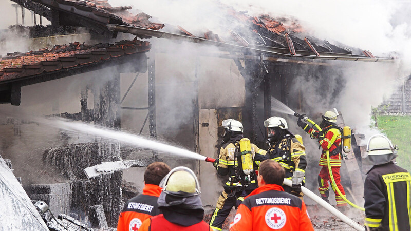 Die Atemschutztrupps verschiedener Feuerwehren griffen von mehreren Seiten aus an - und brachten das Feuer schließlich unter Kontrolle.