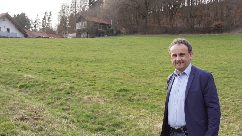 Bürgermeister Josef Schütz auf dem Grundstück am Schwarzen Helm, um das es geht. Dass hier ein Kinderhaus entstehen soll, löst unter den Anwohnern keine Begeisterungsstürme aus.