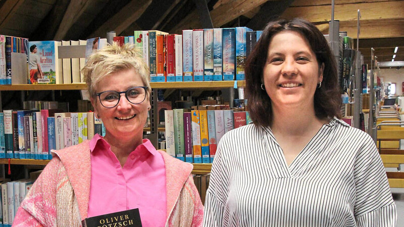 Claudia Schmidt-Kamchen (l.) und Sonja Emmer mit einigen der Lieblingsbücher der Besucher.