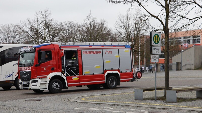 Ein Feuerwehrauto steht auf dem Busparkplatz vor der Schule. Zum Glück konnten die Einsatzkräfte schnell wieder abrücken.