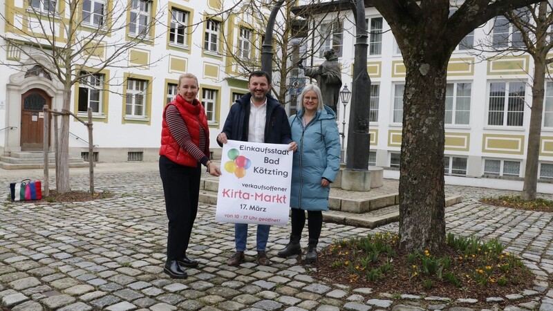 Stadtmarketing-Vorsitzende Carola Höcherl-Neubauer, Bürgermeister Markus Hofmann und Marktmeisterin Theresa Kuchler präsentieren das Werbeplakat für den verkaufsoffenen Kirta-Markt.