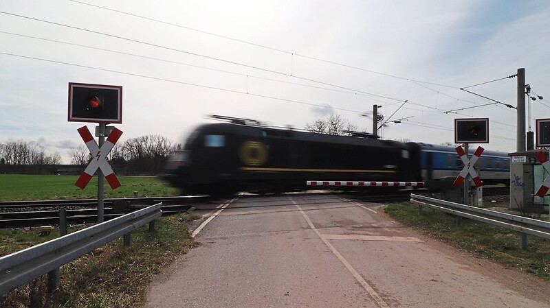 Der Bahnübergang in Unterreit bei Moosburg könnte womöglich dauerhaft geschlossen werden, aktuell läuft eine entsprechende Prüfung seitens der Deutschen Bahn.