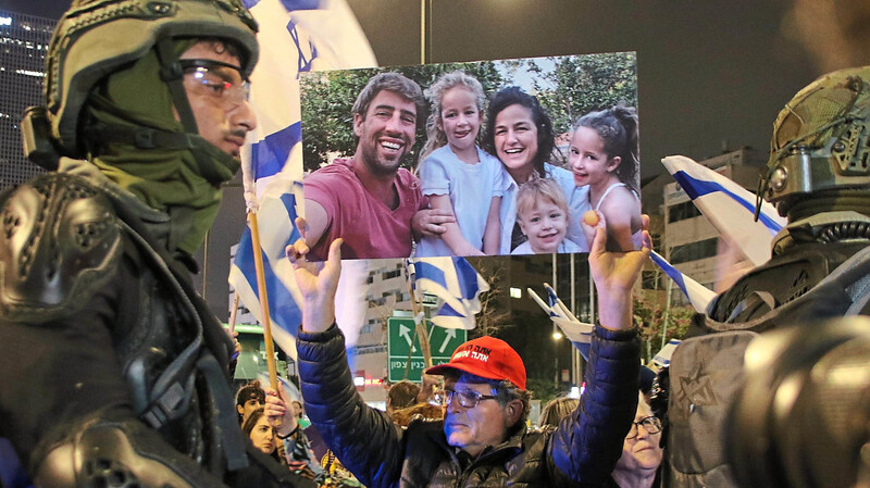 Gadi Kedem hält in Tel Aviv ein Schild mit einem Foto in die Luft. Es zeigt die Familie seiner Tochter. Alle fünf wurden am 7. Oktober von der Hamas getötet.  Foto: Winfried Schumacher