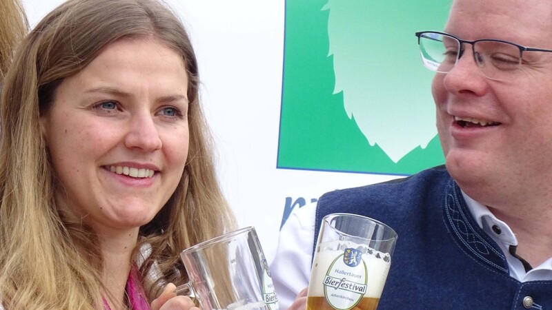 Andrea Nieder und Bürgermeister Kern tragen die Hauptlast der Organisation beim Hallertauer Bierfestival.