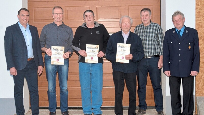 Die langjährigen Mitglieder Hubert Aumeier, Alfons Heininger und Josef Linseis (v.l. mit Urkunde) wurden für ihre langjährige Treue zur Feuerwehr ausgezeichnet.