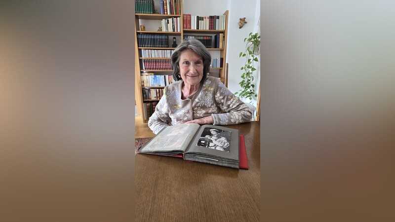 In einem roten Fotoalbum bewahrt Theresia Stegbauer alle Erinnerungen, Bilder und Andenken an die Festspiele des Jahres 1957 auf.
